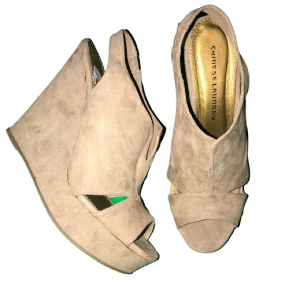 ❇️ Tan open-toe microsuede platform wedges in size 10